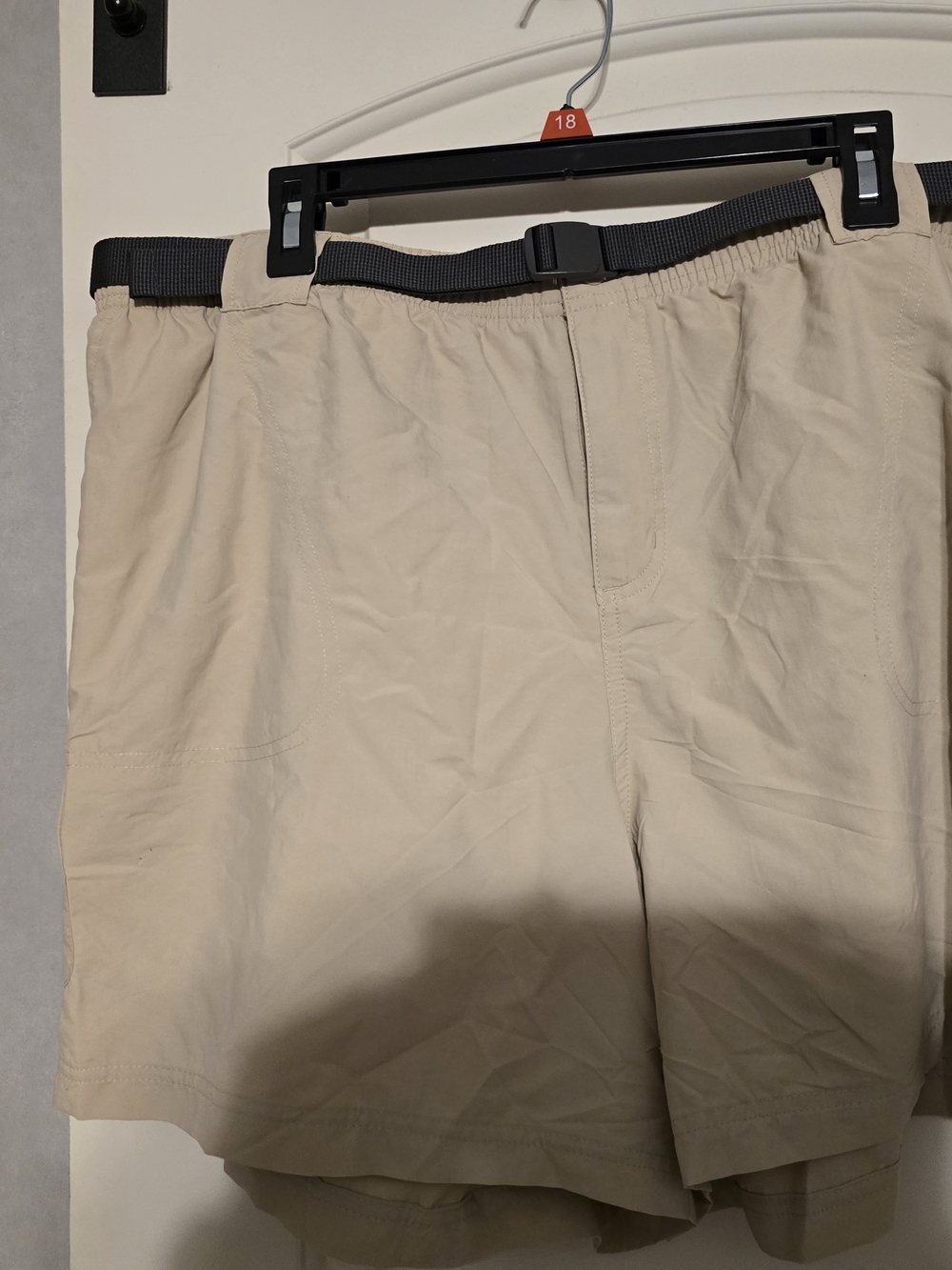 Women's Columbia Beige Elastic Waist Shorts with Webbing Belt NWOT